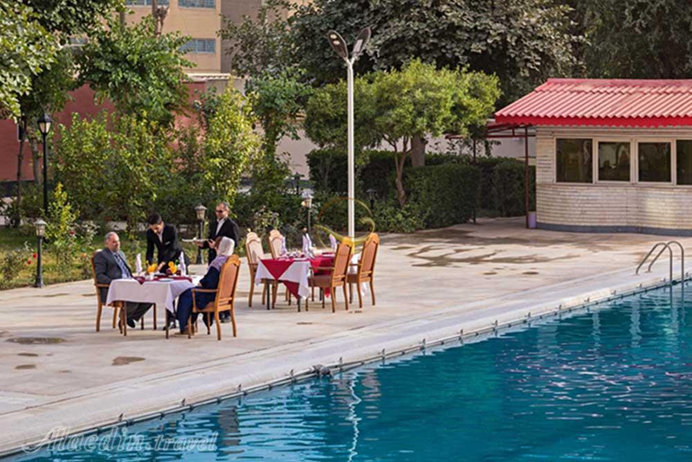 نمایی از استخر هتل 5 ستاره پارس اهواز | علاءالدین تراول