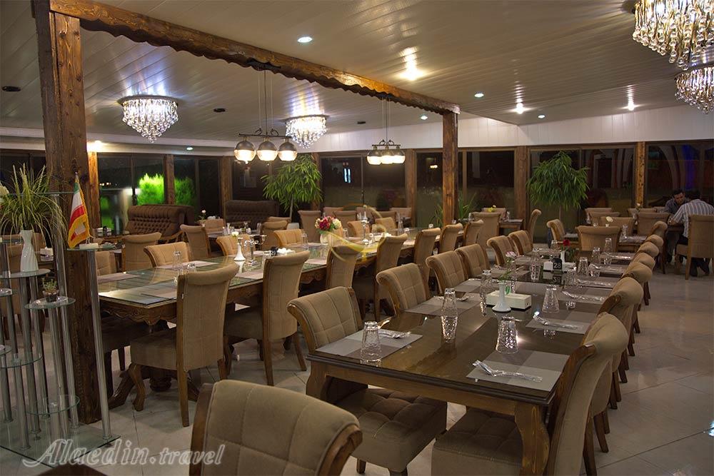 رستوران هتل چهار ستاره بهشت تالاب انزلی | علاءالدین تراول