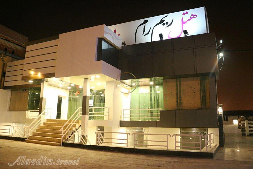 نمای شب هتل 4 ستاره ریم رام عسلویه | علاءالدین تراول