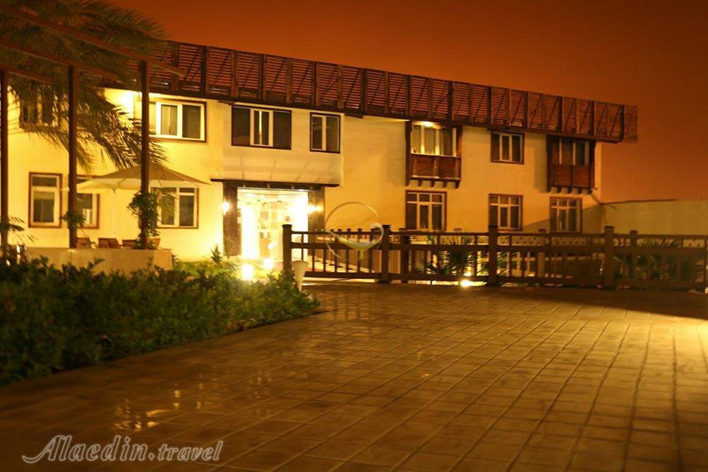 نمای شب هتل 4 ستاره ریم رام عسلویه | علاءالدین تراول