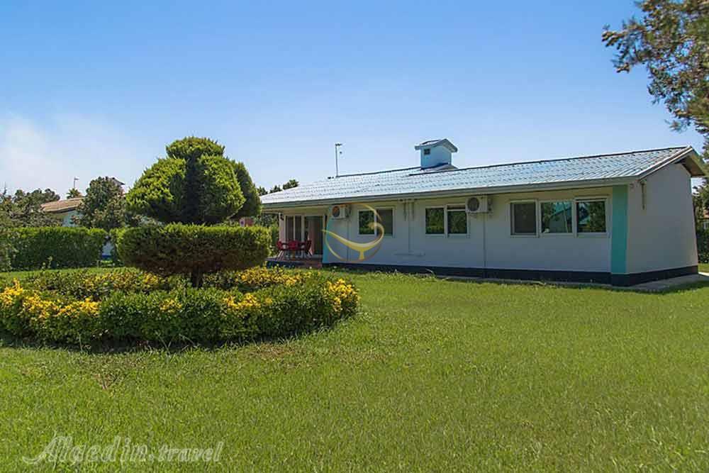 محوطه هتل سه ستاره جهانگردی خزرشهر | علاءالدین تراول