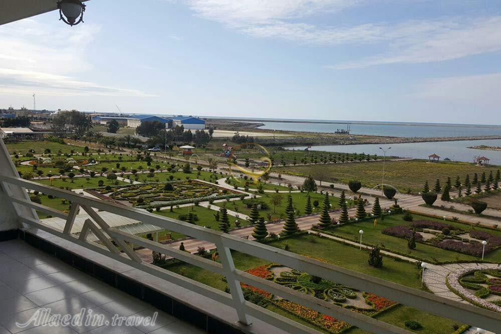 محوطه رو به روی هتل سه ستاره مروارید صدرا بهشهر | علاءالدین تراول