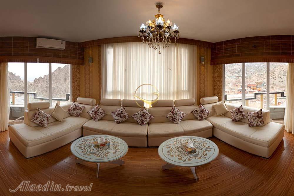فضای نشیمن سوئیت رویال پنج نفره هتل بزرگ 3 ستاره کوهستان بیرجند | علاءالدین تراول