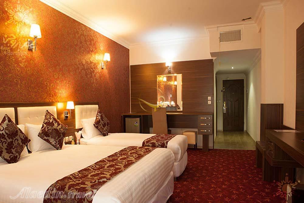 اتاق چهار تخته هتل بزرگ 4 ستاره بام بروجن | علاءالدین تراول