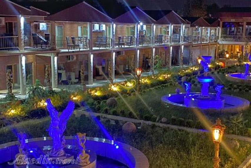 نمای شب هتل کاخ امیران چالوس | علاءالدین تراول