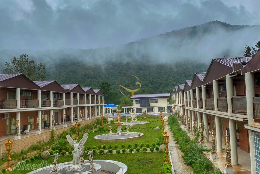 محوطه بیرونی هتل کاخ امیران چالوس | علاءالدین تراول