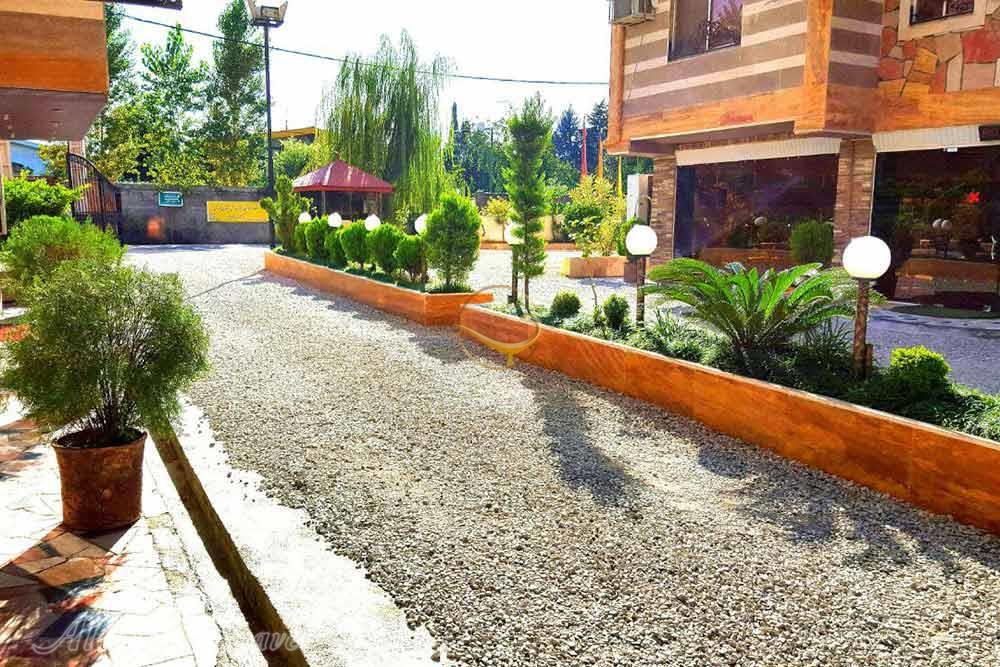 محوطه هتل آپارتمان سه ستاره کوشال چالوس | علاءالدین تراول