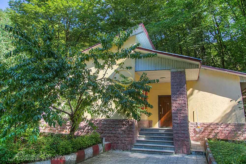 محوطه هتل جهانگردی چالوس | علاءالدین تراول