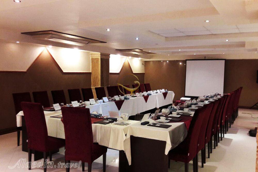 اتاق کنفرانس هتل 5 ستاره معین فومن | علاءالدین تراول
