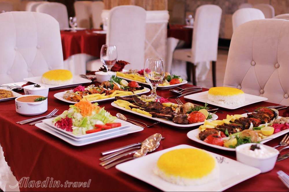 میز غذا خوری هتل 5 ستاره معین فومن | علاءالدین تراول