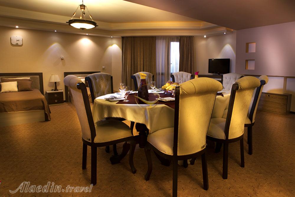 فضای نشیمن هتل 5 ستاره معین فومن | علاءالدین تراول