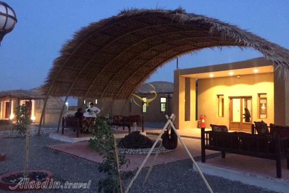 محوطه هتل چهارستاره پارسیان قلعه گنج کرمان | علاءالدین تراول