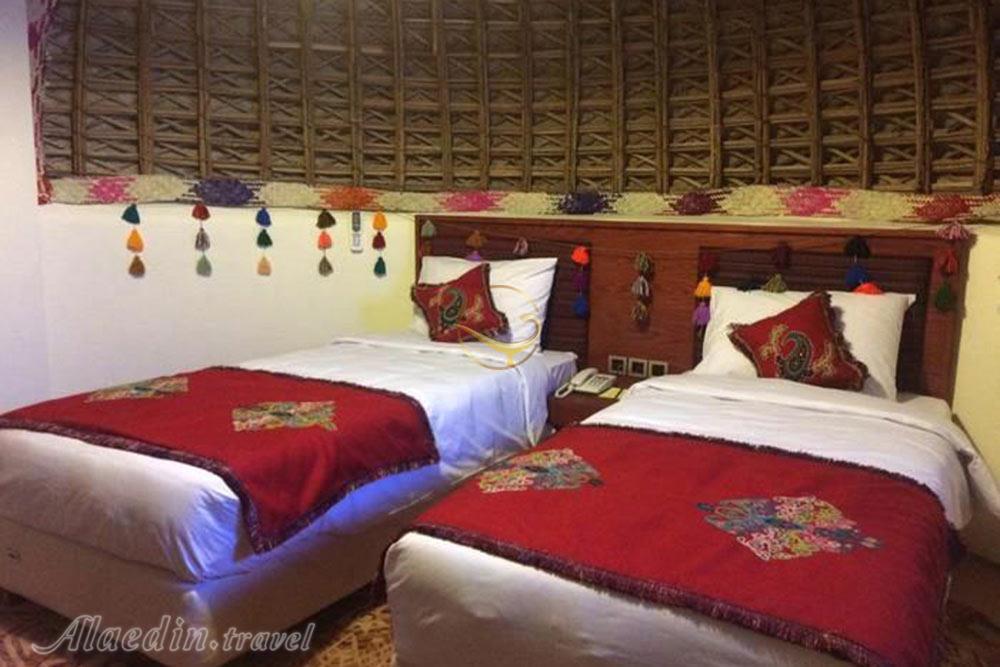 اتاق دو تخته هتل چهارستاره پارسیان قلعه گنج کرمان | علاءالدین تراول