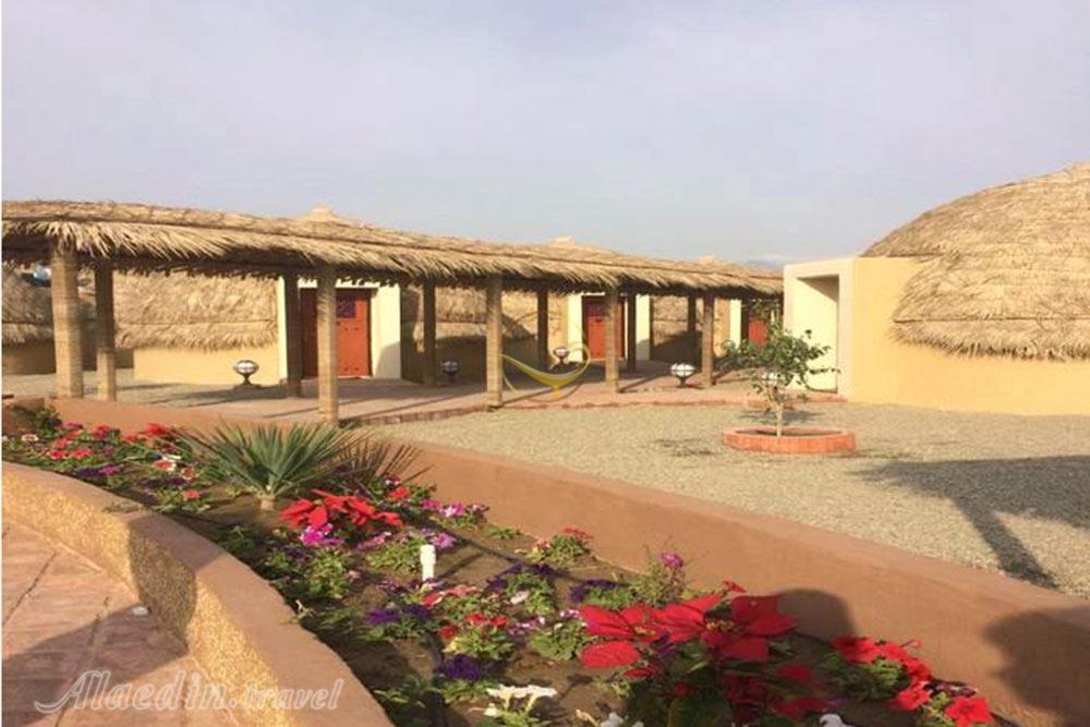 محوطه هتل چهارستاره پارسیان قلعه گنج کرمان | علاءالدین تراول