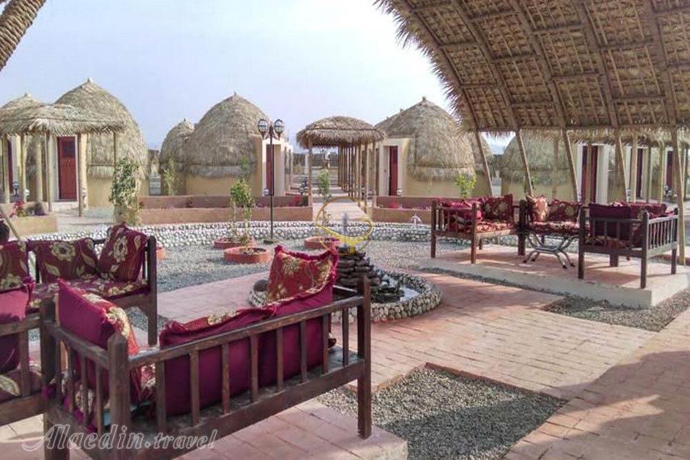 محوطه هتل چهارستاره پارسیان قلعه گنج کرمان | علاءالدین تراول