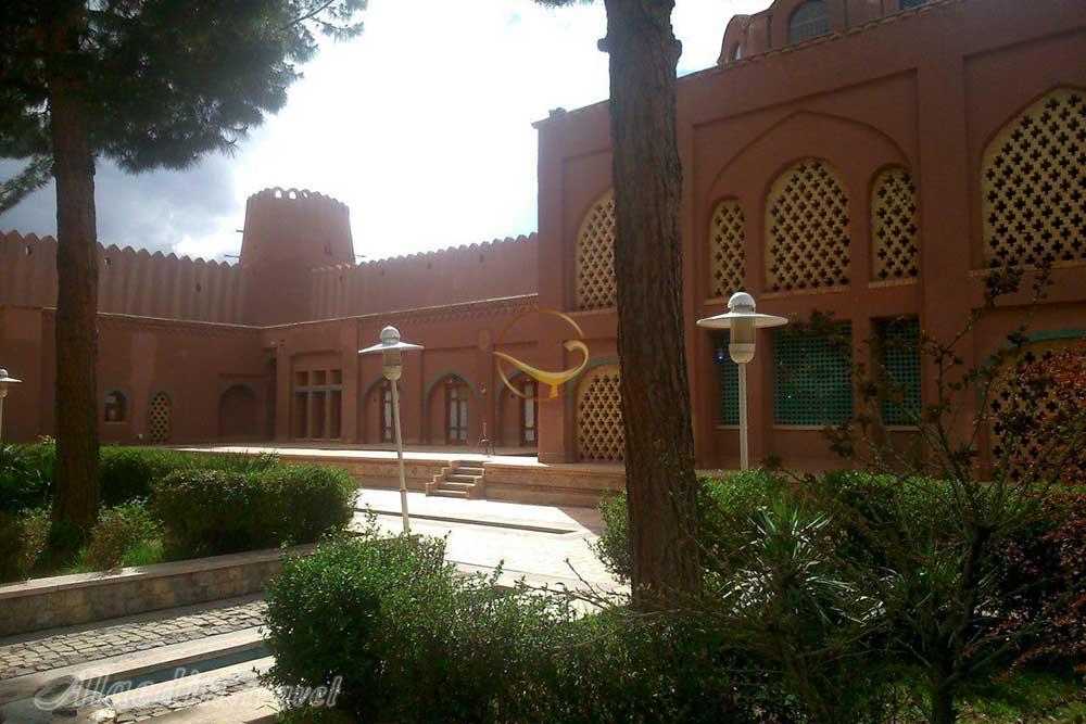 حیاط هتل 3 ستاره ارگ گوگد گلپایگان | علاءالدین تراول