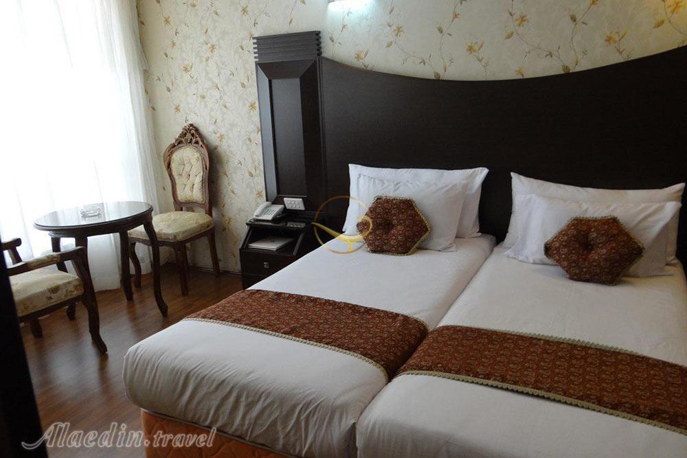 اتاق دو تخته هتل 5 ستاره باباطاهر همدان | علاءالدین تراول