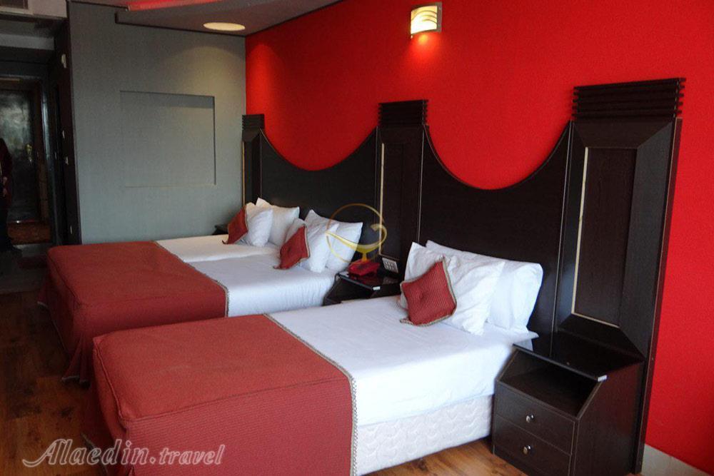 اتاق سه تخته هتل 5 ستاره باباطاهر همدان | علاءالدین تراول