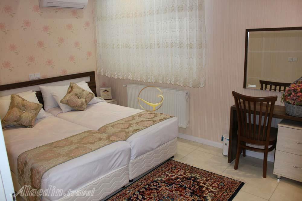 اتاق هتل آپارتمان سه ستاره سفیر همدان | علاءالدین تراول