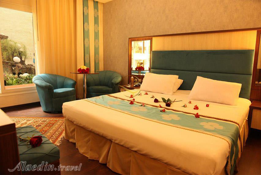 هتل عالی قاپو اصفهان | علاءالدین تراول