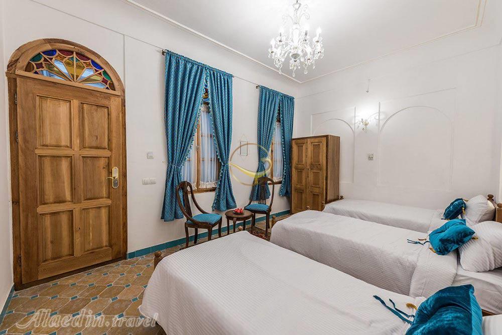 اتاق سه تخته هتل 4 ستاره خانه تاریخی قصر منشی اصفهان | علاءالدین تراول