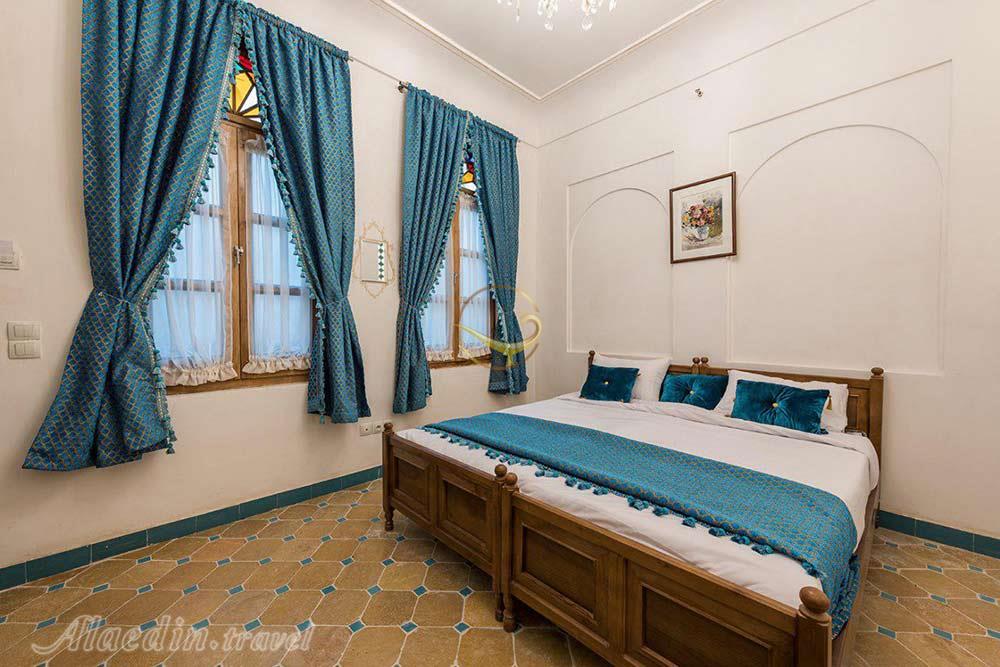 اتاق سه تخته هتل 4 ستاره خانه تاریخی قصر منشی اصفهان | علاءالدین تراول