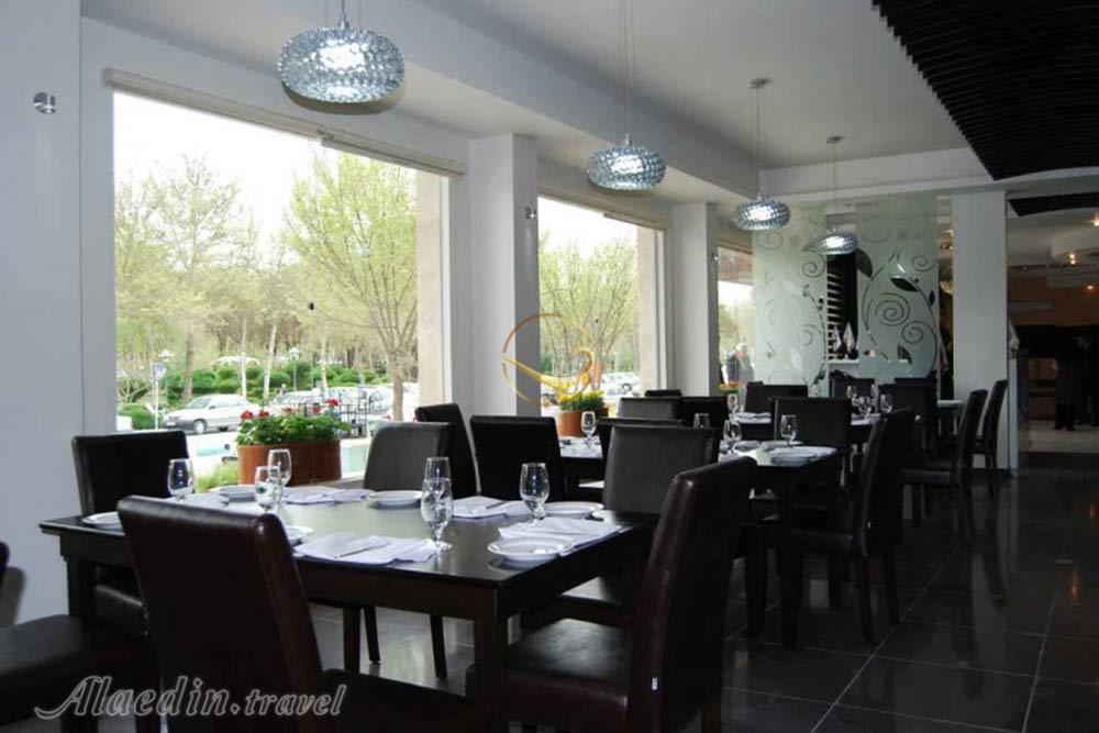 رستوران هتل 3 ستاره اسپادانا اصفهان | علاءالدین تراول
