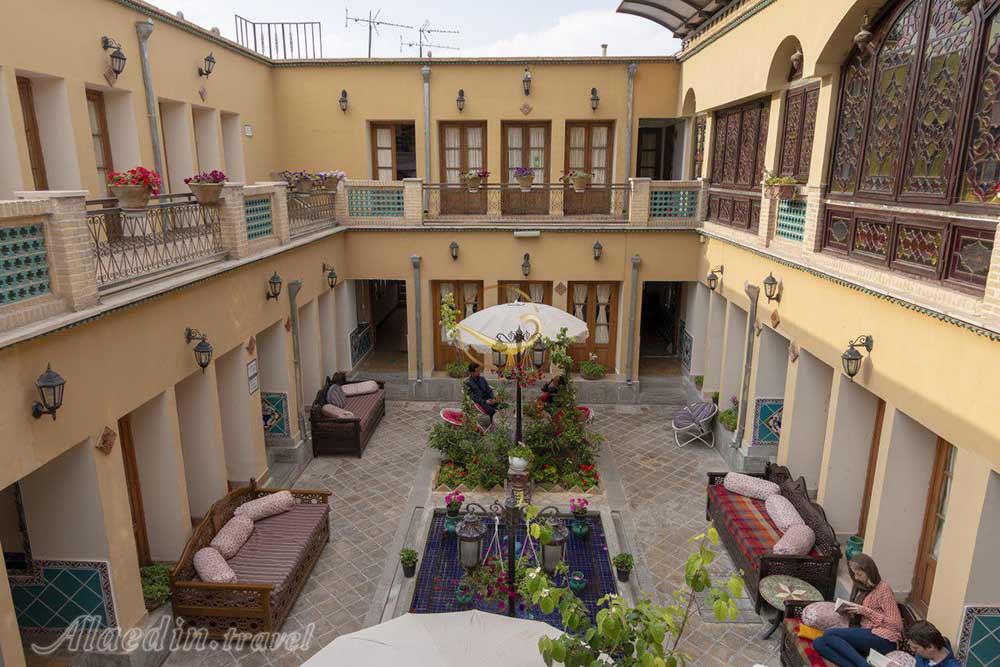 نمای بیرونی هتل سنتی طلوع خورشید اصفهان | علاءالدین تراول