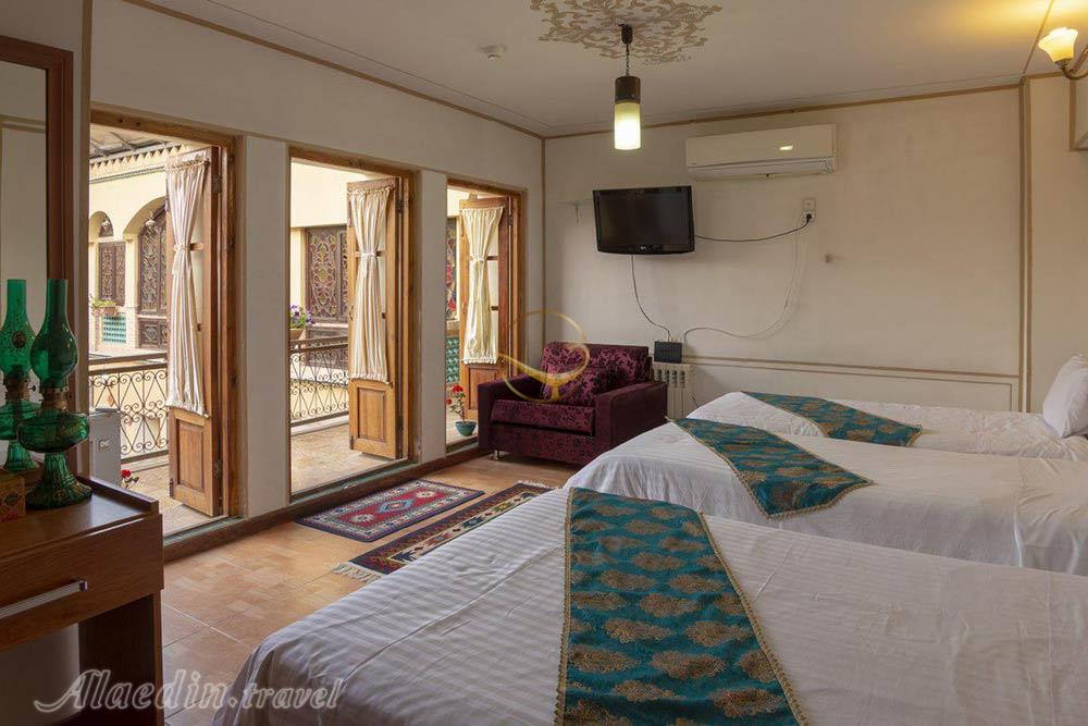 اتاق جهار تخته هتل سنتی طلوع خورشید اصفهان | علاءالدین تراول