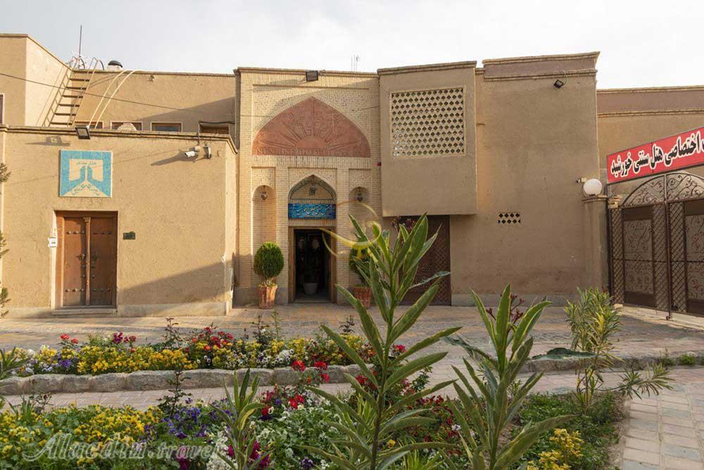 نمای بیرونی هتل سنتی طلوع خورشید اصفهان | علاءالدین تراول