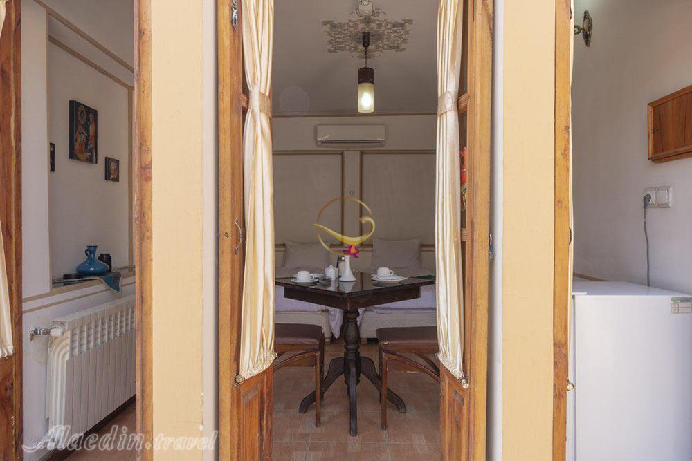 اتاق دو تخته تویین هتل سنتی طلوع خورشید اصفهان | علاءالدین تراول