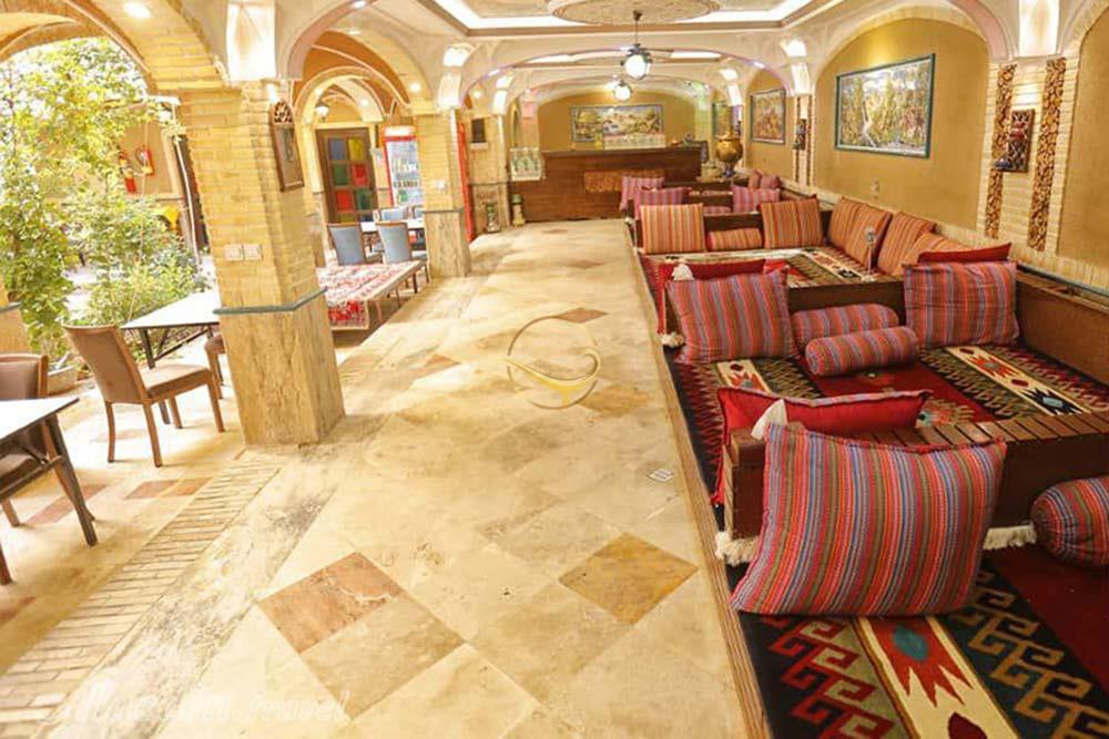 رستوران سنتی هتل 3 ستاره ارگ محتشم قمصر کاشان | علاءالدین تراول