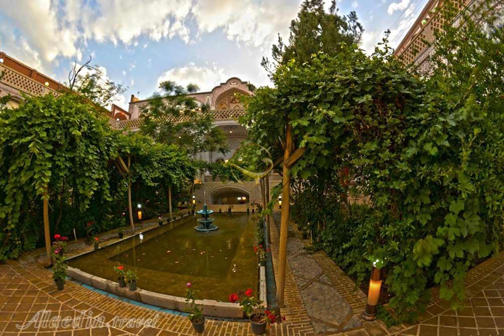 محوطه بیرونی هتل سنتی خادمی کاشان | علاءالدین تراول