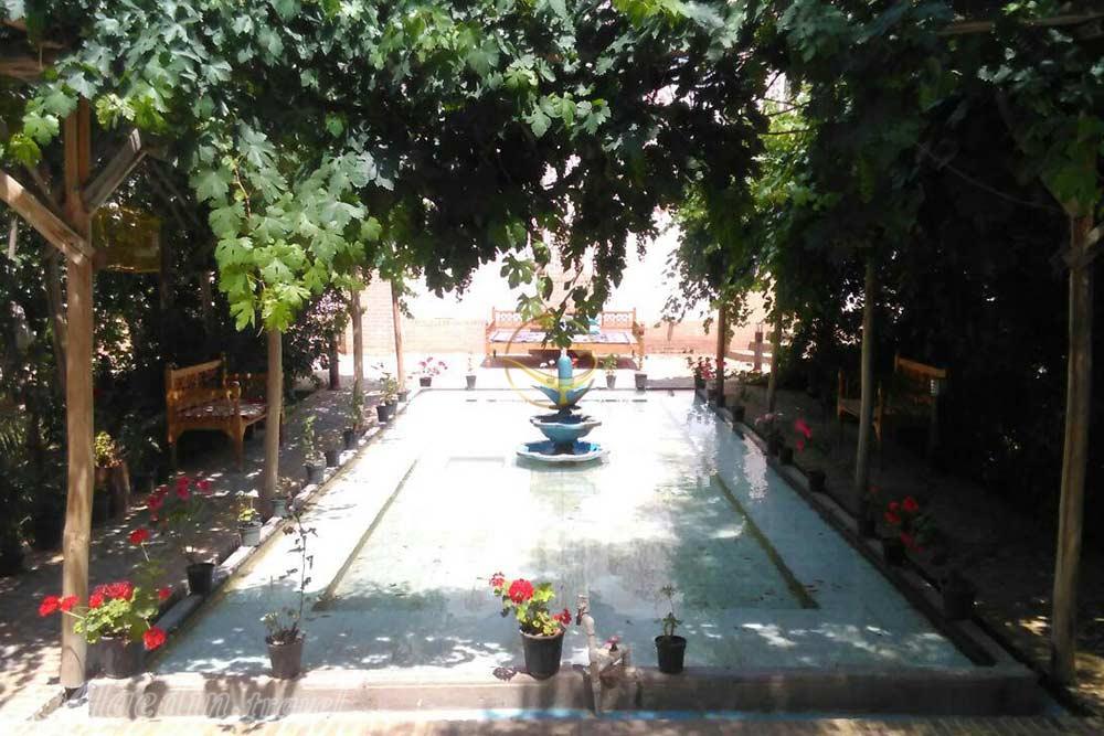 محوطه بیرونی هتل سنتی خادمی کاشان | علاءالدین تراول