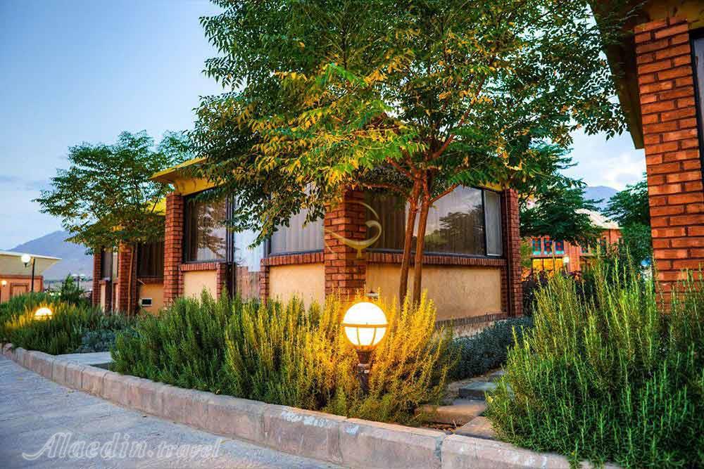 محوطه بیرونی مجتمع گدشگری خورشید اردهال | علاءالدین تراول