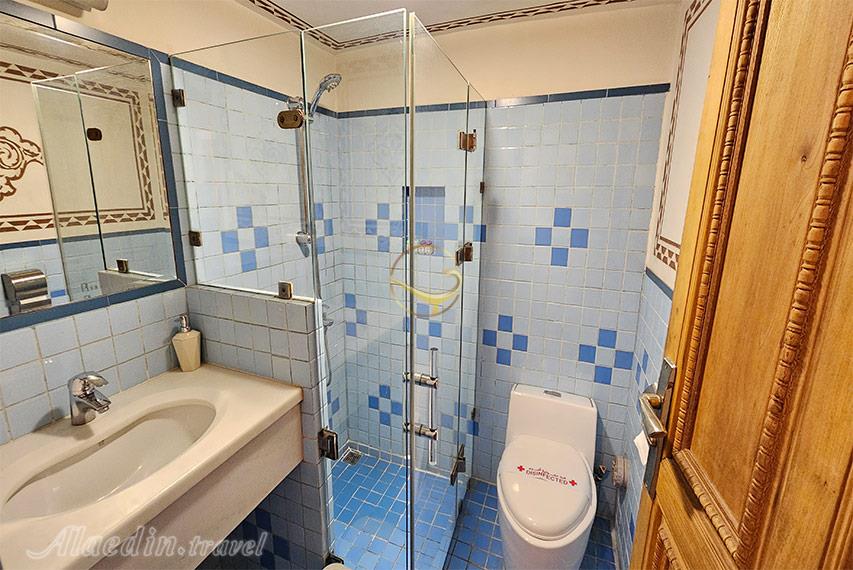 سرویس بهداشتی اتاق هتل مهینستان راهب کاشان | علاالدین تراول