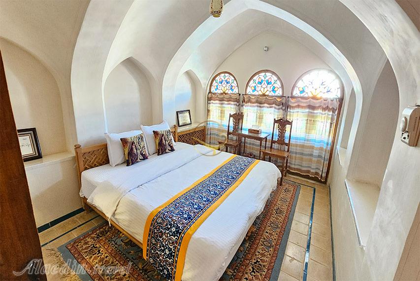 اتاق دبل طبقه بالا هتل مهینستان راهب کاشان | علاالدین تراول