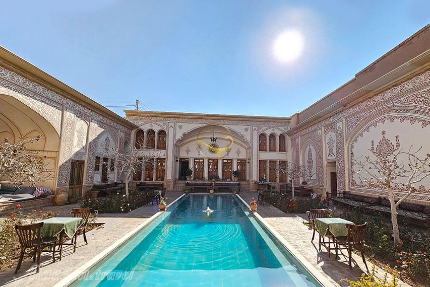 حیاط هتل مهینستان راهب کاشان | علاالدین تراول