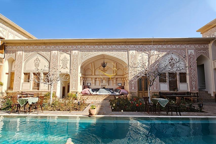 نمای حیاط هتل مهینستان راهب کاشان | علاالدین تراول