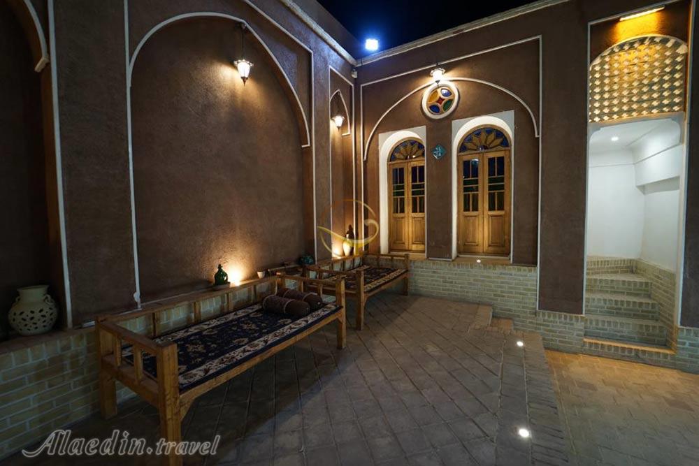 محوطه بیرونی اقامتگاه بوم گردی ثنا کاشان | علاءالدین تراول