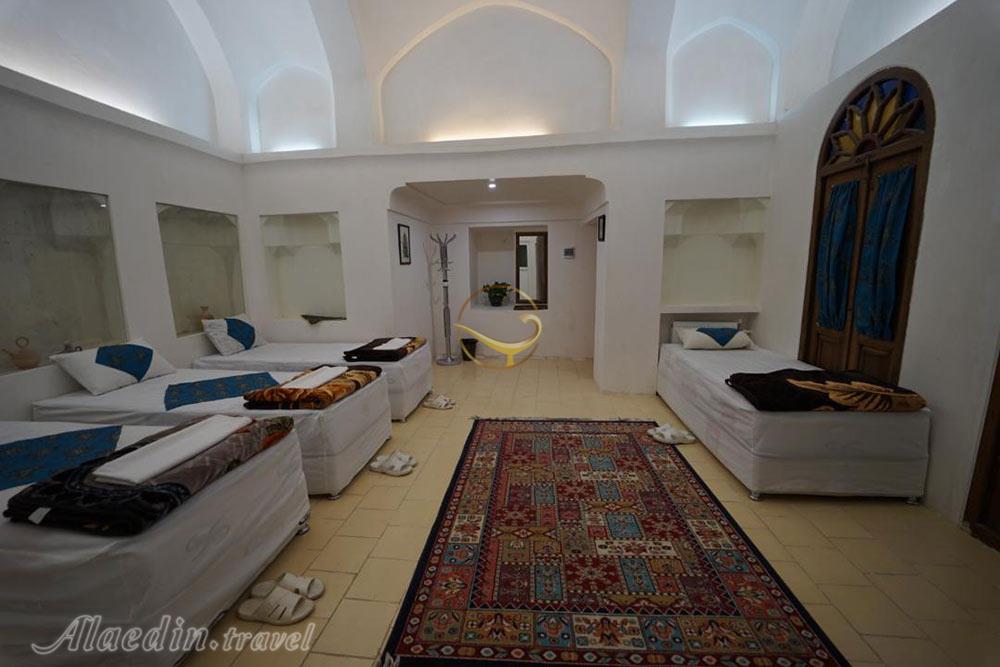 اتاق چهارتخته اقامتگاه بوم گردی ثنا کاشان | علاءالدین تراول