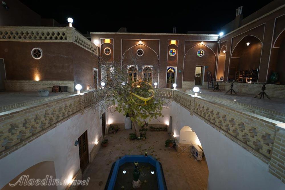 محوطه بیرونی اقامتگاه بوم گردی ثنا کاشان | علاءالدین تراول