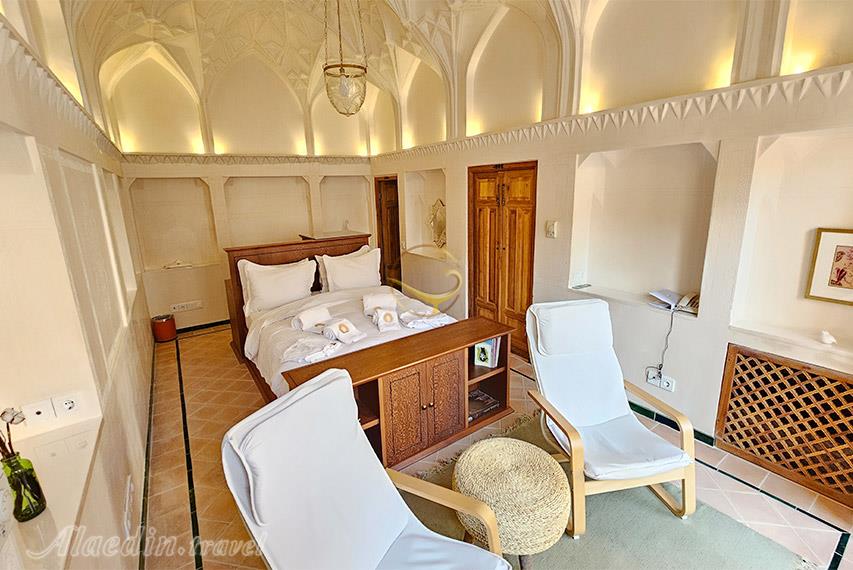 نمای داخلی اتاق سه دری بوتیک هتل سوریجان کاشان | علاالدین تراول