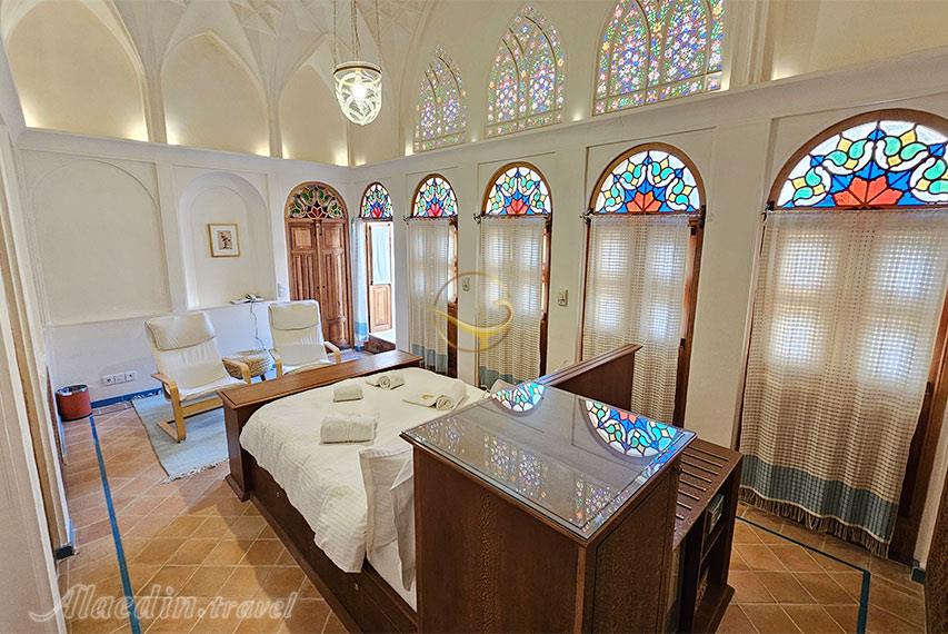 اتاق شاه نشین بوتیک هتل سوریجان کاشان | علاالدین تراول