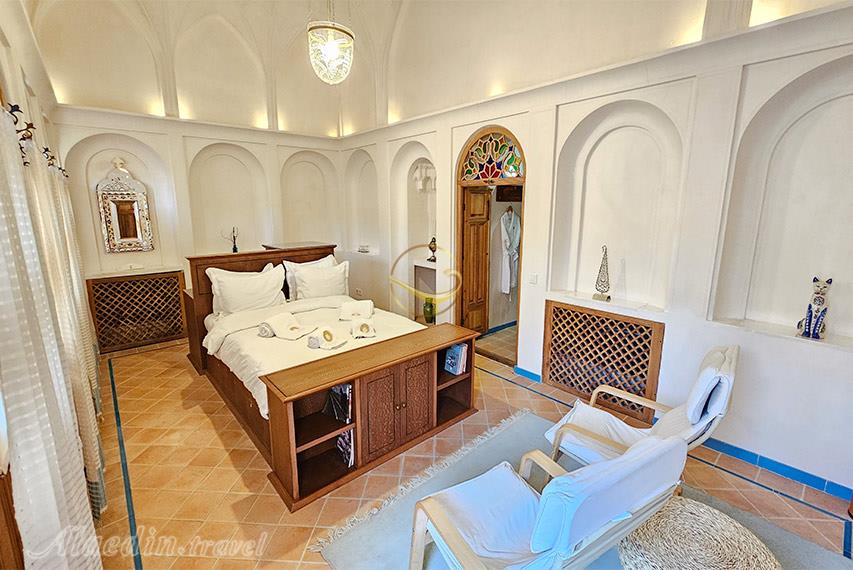 نمای داخلی اتاق شاه نشین بوتیک هتل سوریجان کاشان | علاالدین تراول