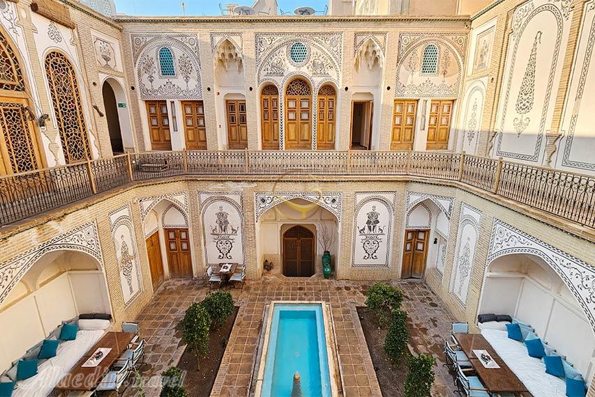 حیاط بوتیک هتل سوریجان کاشان | علاالدین تراول