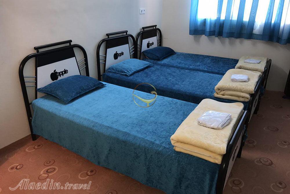 اتاق سه تخته هتل خانه معلم کاشمر | علاءالدین تراول
