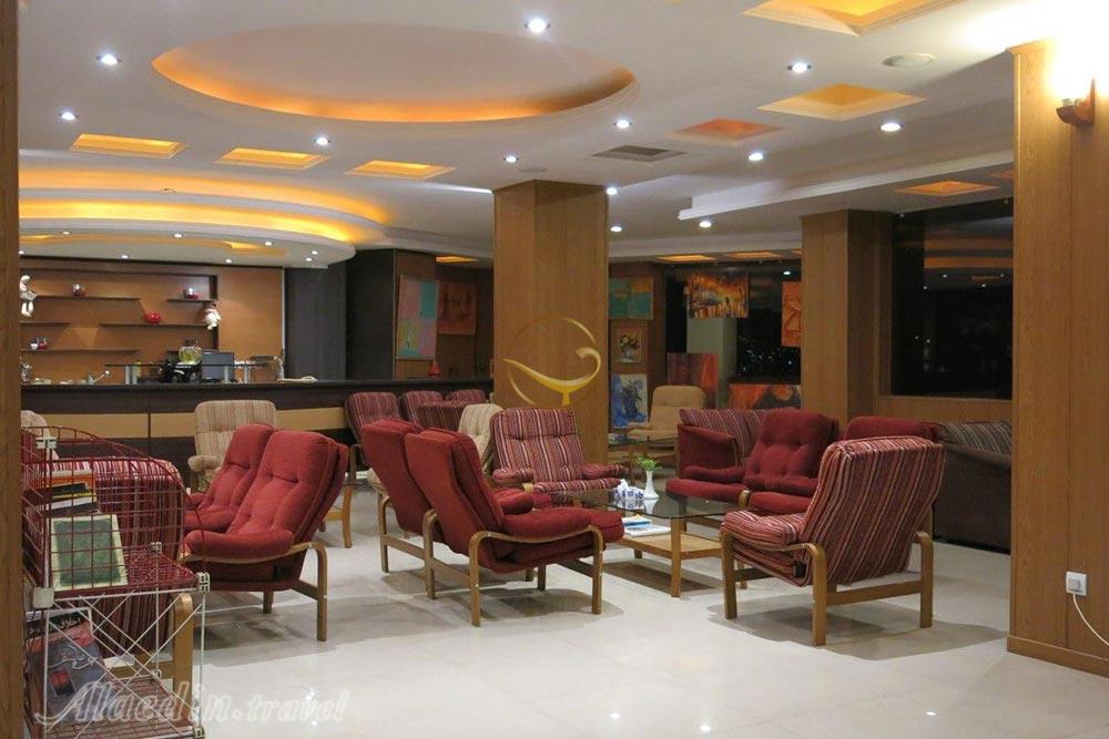 لابی هتل سه ستاره باران سبز کلاردشت | علاءالدین تراول