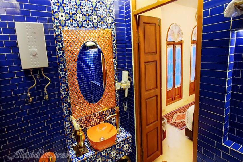 حمام و سرویس بهداشتی آبی بوتیک هتل صارم الدوله ونوشک | علاالدین تراول