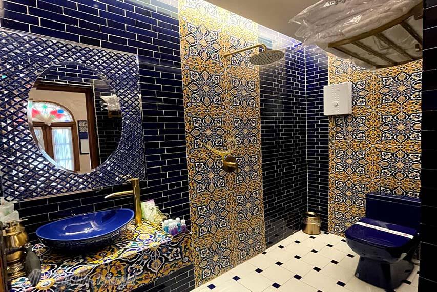 حمام و سرویس بهداشتی لاجوردی بوتیک هتل صارم الدوله ونوشک | علاالدین تراول